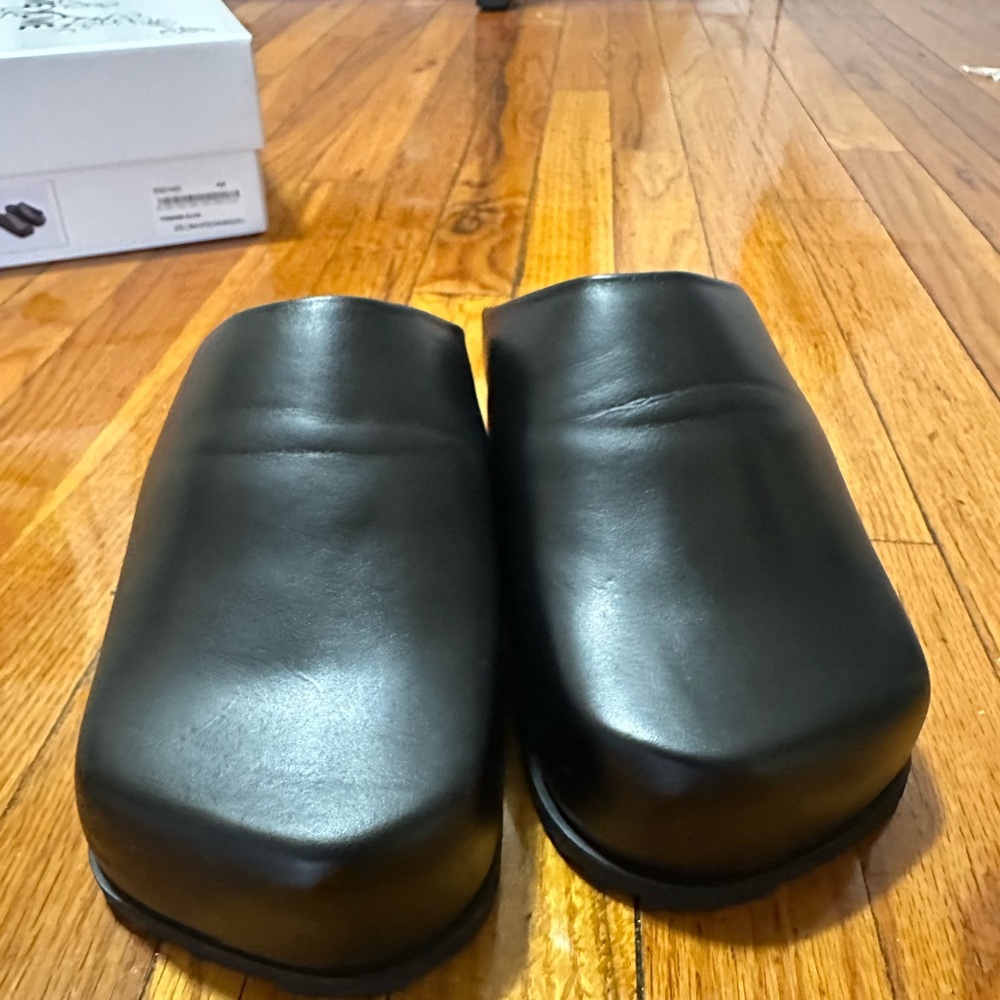 Black Leather YumeYume Truck Slides - Picture 4 of 5